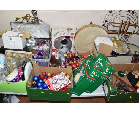 SIX BOXES AND LOOSE METAL MUSIC THEMED WALL DECORATIONS, MUSICAL INSTRUMENTS AND CHRISTMAS DECORATIONS, ETC, including a case
