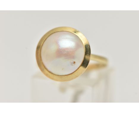 A 9CT GOLD MABE PEARL RING, the pearl in a collet setting, to the plain band, 9ct import mark for Birmingham 1984, ring size 