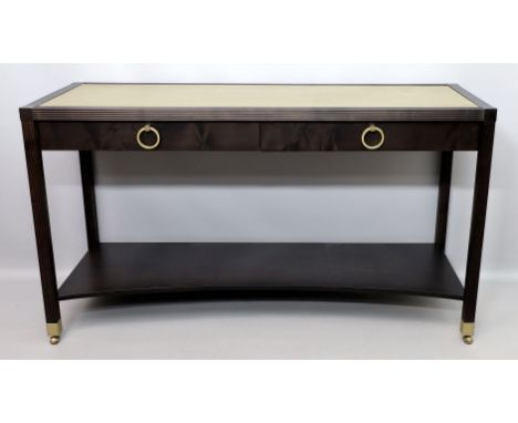 Elegantes Sideboard, John Hutton. Modell "Chariot". Dunkel lackiertes und kanneliertes Gestell aus Wenge. Ablage mit matt geä