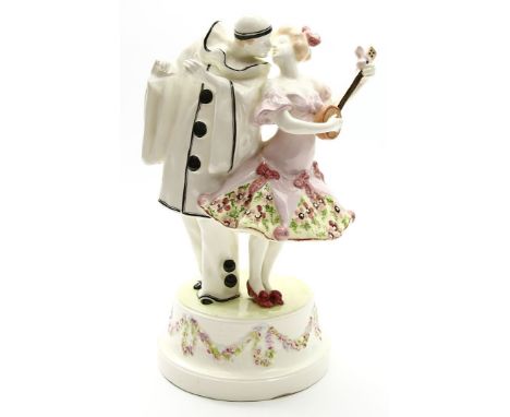 Czapek, Stanislaus (geb. 1874) Harlekin und junges Mädchen mit Mandoline auf rundem Podest mit Blumengirlande. Keramik. Bunt 