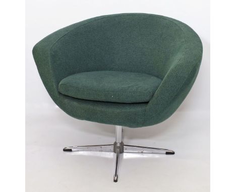 Vintage-Drehsessel. Sitzschale mit grüner Stoffpolsterung. Verchromter Metallfuß. Gebrauchsspuren. 60er Jahre. H. 68 cm.