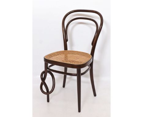Kaffeehaustuhl, Thonet. Modell Nr. 214 K. Bugholz, Frontbein mit Knoten. Sitz mit Korbgeflecht. Innenzarge mit Schlagstempel 