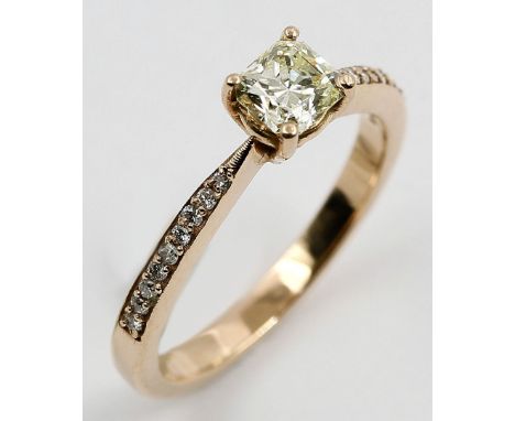 Diamantring. 750/000 GG, brutto 3,2 g. Besetzt mit rechteckig facettiertem Diamant, ca. 0,4 ct., light yellow/si, auf den Rin