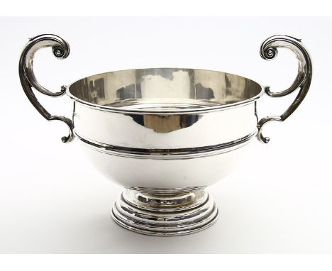 Henkelschale, gefußt. 925/000 Sterlingsilber, 1075 g. Halbkugelige Schale mit umlaufendem Ringwulst, auf gestuftem, runden So