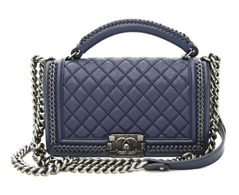 Umhängetasche "Boy ", Chanel. Marineblaues genarbtes Kalbsleder in Rautenoptik. Ruthenium-Hardware, gem. "CHANEL". Kurzer Tra