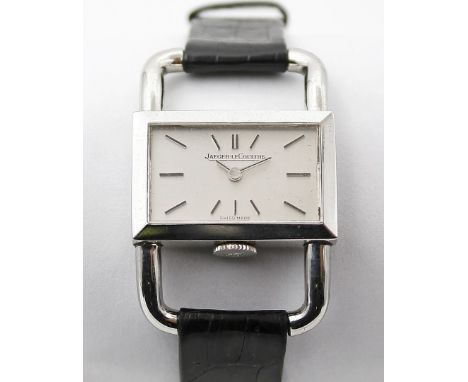 Armbanduhr "Jaeger LeCoultre", Modell "Etrier". Rechteckiges Gehäuse mit großen, bügelförmigen Bandanstößen und aufgedrücktem