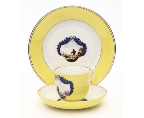 Kaffeegedeck, Nymphenburg, Form "920". Gelber Fond und bunte Landschaftsmalerei. Goldränder. Grüne Stempelmarke Nymphenburg, 