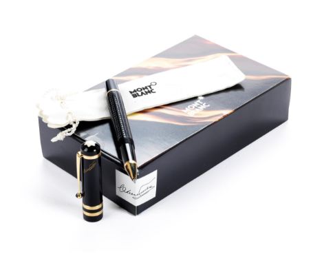 Montblanc Rollerball DostoevskyLänge: 14,5 cm.In weisser Hülle.Mit Schriftzug „Dostoevsky“, Nr. 3415/ 7000.Mit beschrifteter 