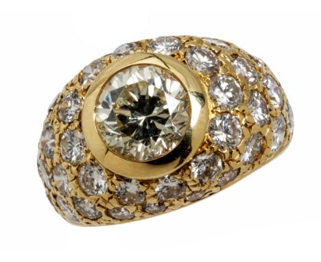 BrillantringRingweite: 43. Ringkopfbreite: ca. 1,3 cm. Gewicht: ca. 10,6 g. GG 750.Beigefügt eine Expertise von DPL Nr. TX 87