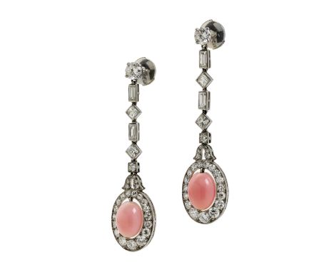 Art déco-Diamantohrhänger mit ConchperlenLänge: ca. 4,8 cm. Gewicht: ca. 8.6 g. Platin.Um 1920.Elegante bewegliche Art déco-O