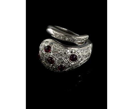 Brillant-Rubin-SchlangenringRingweite: 55. Ringkopfbreite: ca. 1,7 cm. Gewicht: ca. 12,9 g. WG 750.Dekorativer Ring in Form e