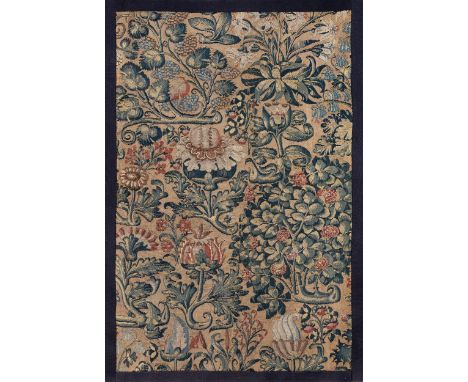 Fragment einer frühen flämischen Verdüre128 x 86 cm.Ende 16./Anfang 17. Jahrhundert.Von schwarzem Band eingefasst und auf ein