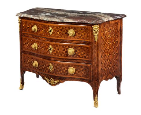 Louis XV-KommodeHöhe: 83 cm.Breite: 104 cm.Tiefe: 50 cm.Gestempelt „MONDON“.Frankreich, um 1760.Eichenholzkorpus mit verschie
