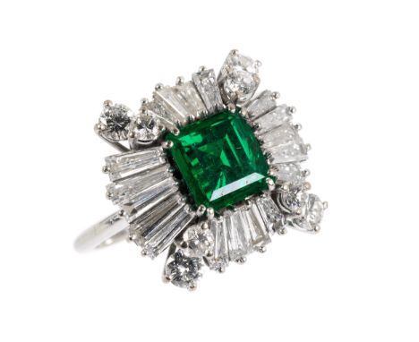 Ballerina-Smaragd-DiamantringRingweite 51. Ringkopfmaß: ca. 2 x 2 cm. Gewicht: ca. 7 g. WG 750.Um 1960.Eleganter Vintage Ball