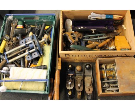 HAND TOOLS - a selection of handtools to include 4 Record smoothing planes (one boxed improved combination plane 050A), saws 