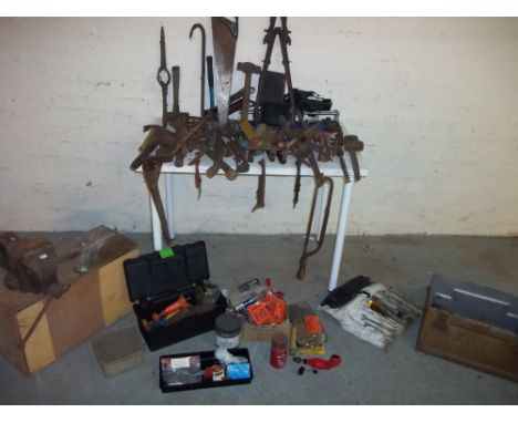 A SELECTION OF VINTAGE TOOLS INCLUDING AN ENGINEER'S VICE
