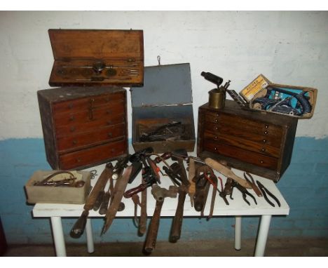 A SELECTION OF VINTAGE TOOLS INCLUDING AN ENGINEER'S WOODEN TOOL BOX, DRAWERS AND CONTENTS TOGETHER WITH AN ANTIQUE BRASS OIL