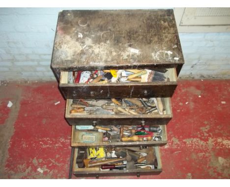 A CHEST OF DRAWERS INCLUDING CONTENTS (TOOLS)