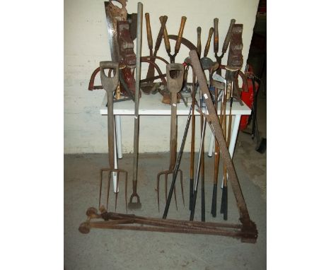 A QUANTITY OF VINTAGE GARDEN TOOLS TO INCLUDE AN ANTIQUE QUICK LIFT JACK BY 'LAKE &amp; ELLIOT LTD.'