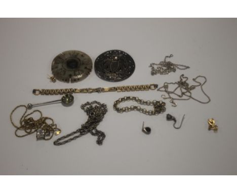 A CHINESE JADE TYPE AMULET AND A QUANTITY OF YELLOW AND WHITE METAL JEWELLERY
