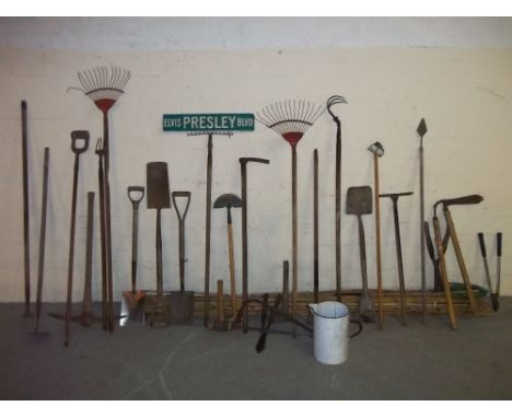 A LARGE QUANTITY OF GARDEN TOOLS