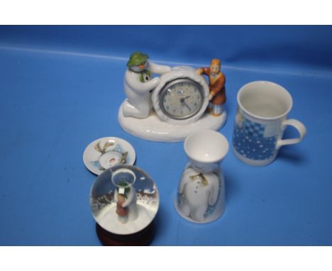 A COLLECTION OF ROYAL DOULTON "THE SNOWMAN" COLLECTABLES TO INCLUDE A CLOCK, A MUG, GLASS DOME ETC.