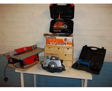 A SELECTION OF ELECTRICAL HAND TOOLS AND A TABLE TOP BENCH SAW TOGETHER WITH A WOODEN TOOL BOX