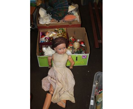 A TRAY OF CHRISTMAS DECORATIONS, COLLECTORS DOLLS, FRIDGE MAGNETS AND A LARGE BELGIAN MADE VERHOYE VINTAGE DOLL (A/F)