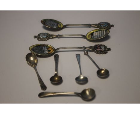 A COLLECTION OF SILVER SPOONS TO INCLUDE ENAMEL PORTRAIT TYPES AND SMALL SALT TYPES