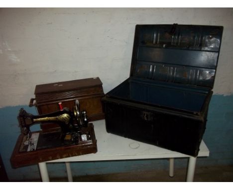 AN ANTIQUE SINGER SEWING MACHINE AND A METAL STORAGE / TRAVEL TRUNK
