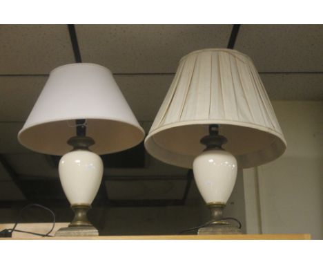 A PAIR OF CERAMIC LAMPS WITH SHADES
