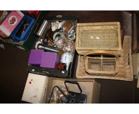 A TRAY OF SUNDRIES TO INCLUDE A SPONG VINTAGE MINCER TOGETHER WITH A COLLECTION OF WICKER BASKETS