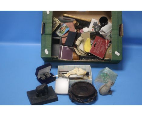 A TRAY OF COLLECTABLES TO INCLUDE A COMB, A KIWI MODEL, PEWTER CUFFLINKS ETC.