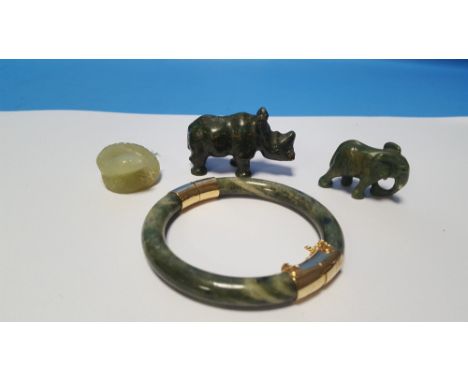 JADE AND VERDITE TYPE STONE ITEMS CONSISTING OF A BANGLE AND ANIMAL FIGURES