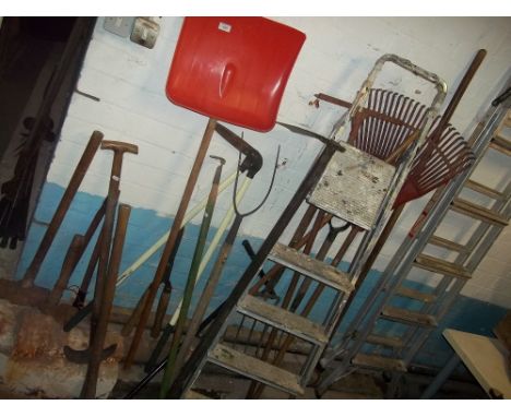 A QUANTITY OF GARDEN TOOLS INCLUDING TWO ALUMINIUM STEP LADDERS