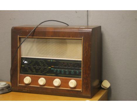 A VINTAGE BUSH RADIO