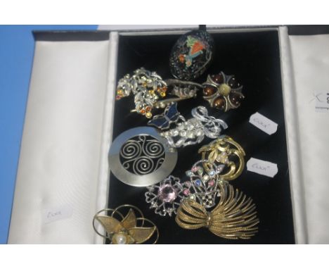 A COLLECTION OF VINTAGE COSTUME BROOCHES