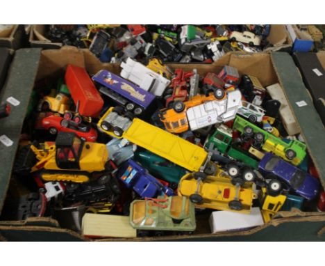 A BOX OF MIXED DIECAST VEHICLES BY CORGI, MATCHBOX AND SIKU (TRAY NOT INCLUDED)