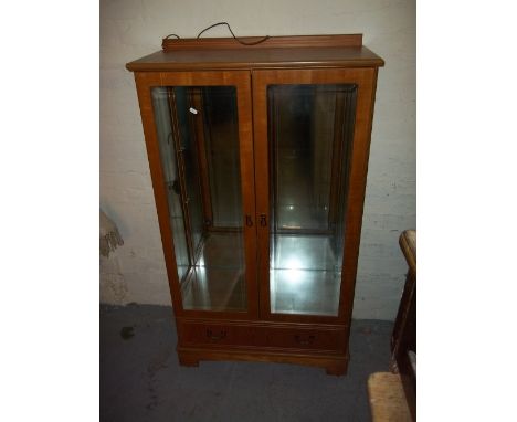 A VINTAGE / RETRO TEAK GLAZED MIRROR BACKED DISPLAY UNIT