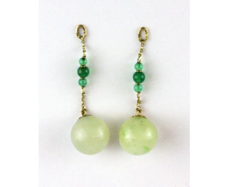 A pair of 14 yellow gold (stamped 585) earring drops set with carved jade, without ear hoops, L. 4.8cm.