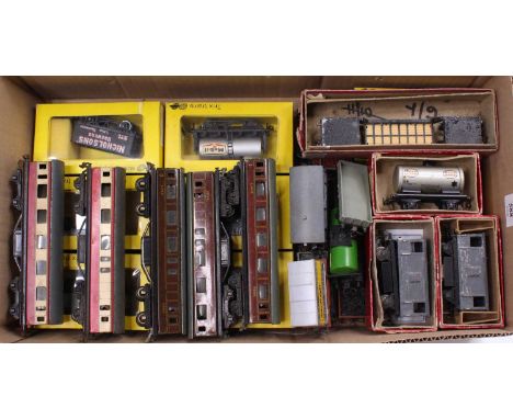Approx 22 Trix goods wagons. From early and late eras. Includes goods brake van with rear light. Later issue in boxes (BF-G) 
