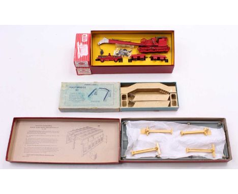 Shoebox containing various Hornby-Dublo accessories. 4620 Breakdown Crane, matt, with all jacks, a few chips and some light c