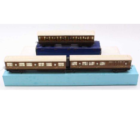 Pre-war Hornby-Dublo NE 2-car articulated teak coaches with a separate 1st/3rd matching coach. All silvering (VG-E) some ligh