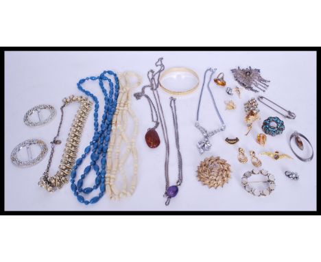 A selection of vintage 20th century costume jewellery to include a pearl and yellow metal necklace, a floral leaf design yell