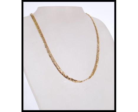 A gold flat chain necklace with a lobster clasp 17 icnhes in length and 23.2 grams in weight.&nbsp;Measures: 44cm long.