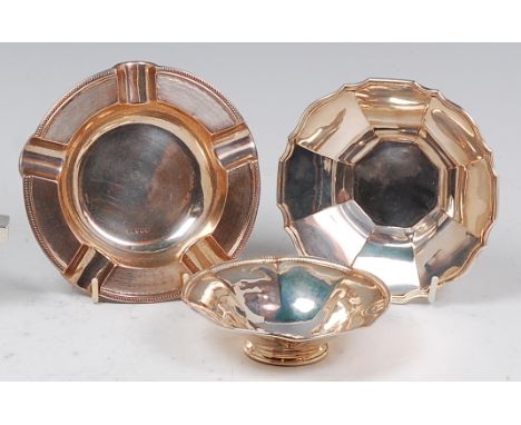 An Art Deco silver ashtray by Walker & Hall, of circular form, with engine turned border and five cigarette rests, Sheffield 
