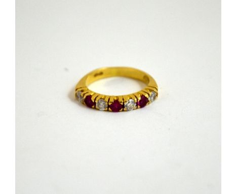 AN 18CT PASTE SEVEN STONE BAND RING, size K 1/2