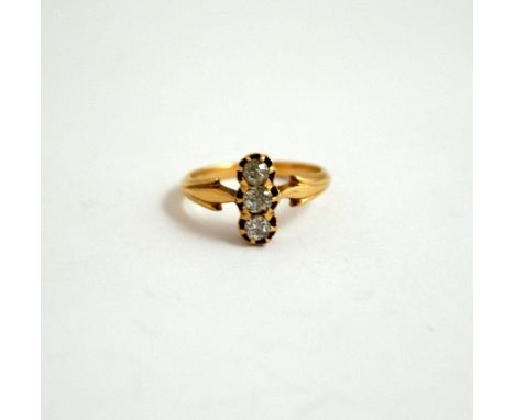 AN EARLY 20TH CENTURY DIAMOND RING, with three old cut diamonds to the fancy tapered shank, hallmarks rubbed, ring size K