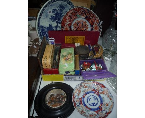 A BOX AND LOOSE SUNDRY ITEMS, to include Delft plaque, Imari charger, pot lid, marbles, playing cards etc