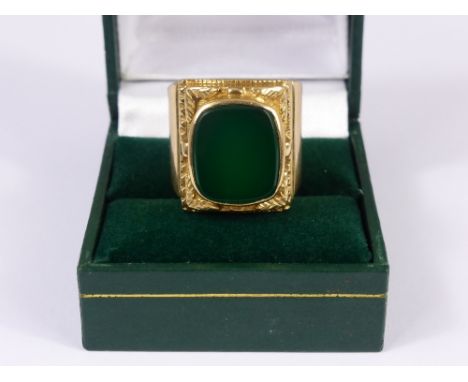 A Gentleman's 18 ct Gold Seal Ring, the ring hallmarked and set with a green stone (possibly Jade), approx 23 gms